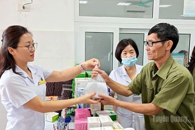 Tổ chức chương trình khám bệnh, tư vấn sức khỏe cho 300 người có công tại Bệnh viện Y dược cổ truyền tỉnh