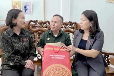 Đoàn công tác của Quốc hội và Đoàn đại biểu Quốc hội tỉnh Tuyên Quang thăm, tặng quà người có công xã Bắc Quang