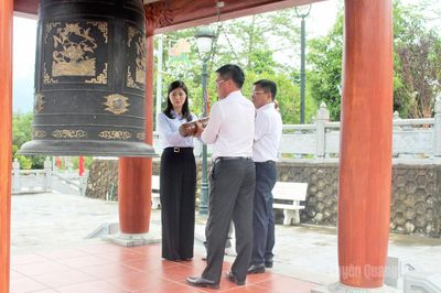 Đoàn công tác Văn phòng Thành ủy Đà Nẵng và Văn phòng Tỉnh ủy Tuyên Quang dâng hương tại Nghĩa trang Liệt sĩ Quốc gia Vị Xuyên