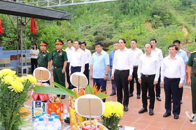 Đoàn đại biểu tỉnh Thái Nguyên dâng hương tri ân các Anh hùng liệt sĩ tại Vị Xuyên