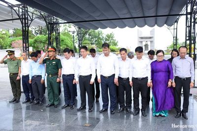 Đoàn công tác TP. Huế dâng hương, tri ân các anh hùng liệt sĩ tại Nghĩa trang liệt sĩ Quốc gia Đường 9 và Nghĩa trang liệt sĩ Quốc gia Trường Sơn