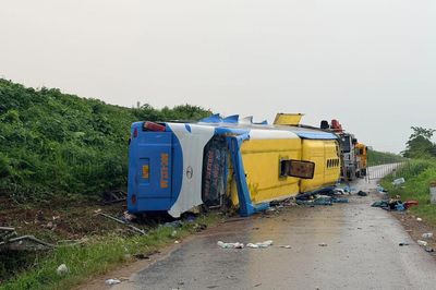 Hà Nội: Ô tô khách lao khỏi cao tốc Pháp Vân - Cầu Giẽ, 4 người tử vong