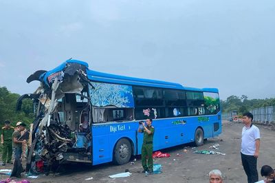 Xe khách va chạm xe tải trên cao tốc Nội Bài - Lào Cai, 5 người bị thương, lái xe tử vong