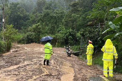 Mưa lũ gây ách tắc quốc lộ 32, CSGT huy động 15 cán bộ phân luồng giao thông