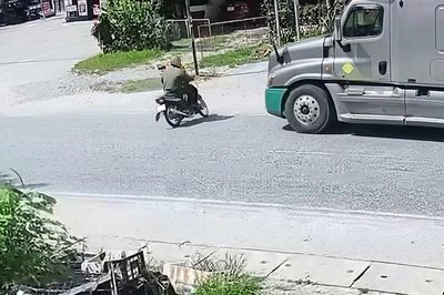 Sang đường sau xe tải, người đi xe máy tử vong sau va chạm
