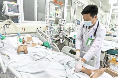 Bị gà mổ vào chân, cụ ông 94 tuổi nguy kịch vì uốn ván