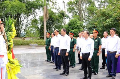 Đoàn đại biểu tỉnh Thái Nguyên dâng hương tri ân các Anh hùng liệt sĩ tại Cao Bằng