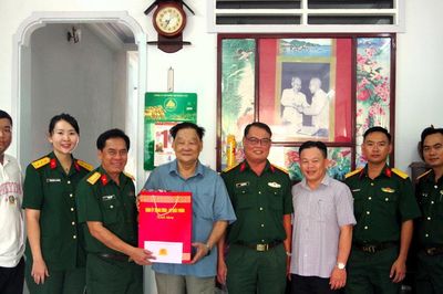Bộ Chỉ huy Quân sự tỉnh An Giang thăm, tặng quà gia đình chính sách