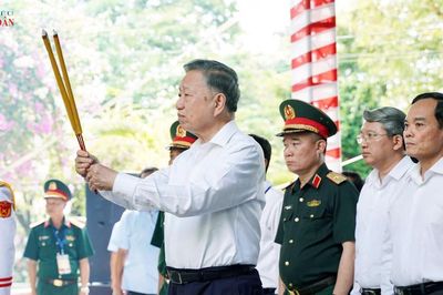 Tổng Bí thư, Chủ tịch nước Tô Lâm dâng hương tưởng niệm Anh hùng liệt sĩ tại công viên Lê Thị Riêng