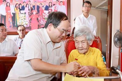 Bí thư Tỉnh ủy Quảng Ninh Quản Minh Cường thăm, tặng quà Mẹ Việt Nam Anh hùng, thương binh, người có công