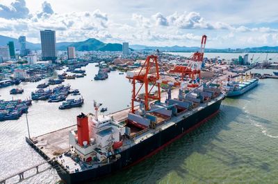 Dòng chảy hàng hóa nhộn nhịp, Cảng Quy Nhơn lãi mạnh nửa đầu năm