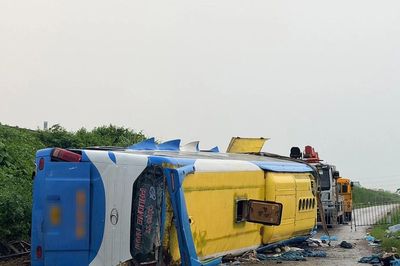 Xe khách lao khỏi cao tốc lúc rạng sáng, 4 người tử vong