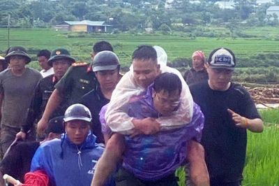 Hơn 200 cán bộ, chiến sĩ ứng cứu người dân trong lũ dữ
