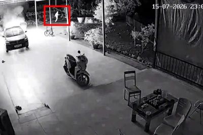 Tạm giữ đối tượng mang xăng đốt ô tô nhà hàng xóm
