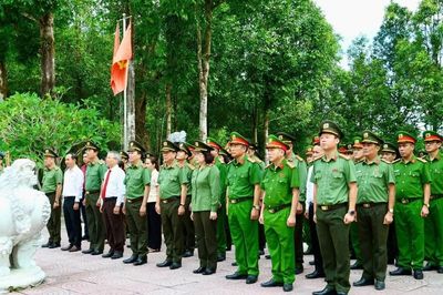 Thứ trưởng Đặng Hồng Đức tri ân các Anh hùng liệt sĩ An ninh Khu V và thăm người có công