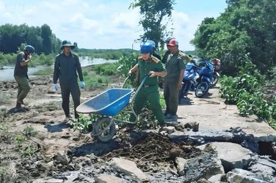 Công an Cà Mau bảo đảm an toàn người dân trong mùa mưa bão