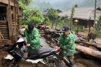 Công an Sơn La chủ động ứng phó hỗ trợ người dân chống lũ