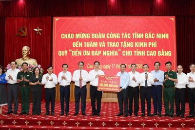 Tỉnh Bắc Ninh trao tặng kinh phí Quỹ 'Đền ơn đáp nghĩa' cho tỉnh
