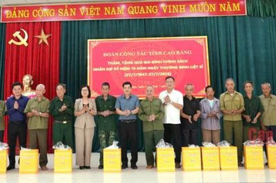 Phó Trưởng Đoàn đại biểu Quốc hội tỉnh Dương Mạc Kiên thăm, tặng quà gia đình chính sách tại xã Đàm Thủy