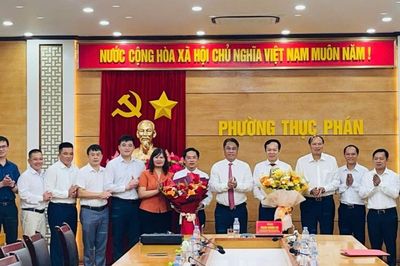 Công bố quyết định điều động, chỉ định đồng chí Vũ Đình Quang giữ chức Bí thư Đảng ủy phường Thục Phán