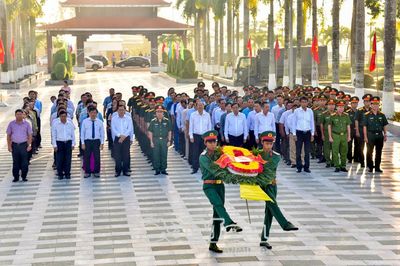 Dâng hương tưởng niệm, lấy mẫu hài cốt liệt sĩ tại Nghĩa trang Liệt sĩ xã Phước Long