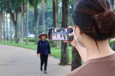 Quay video người khác nơi công cộng: Phải lưu ý điều này
