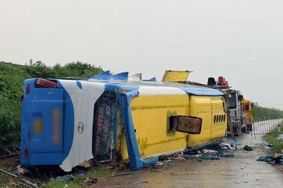 Xe khách đâm gãy hộ lan, lao khỏi cao tốc Pháp Vân - Cầu Giẽ, 4 tử vong
