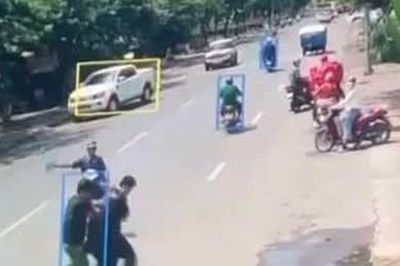 Người đàn ông không mặc quần áo xuất hiện giữa Quốc lộ 56, sự thật phía sau khiến nhiều người thương cảm
