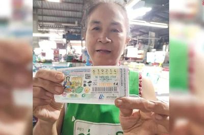 Danh tính bà bán chuối chiên 'hot' nhất MXH: Mua vé số cho vui ai ngờ thành tỷ phú phút chốc
