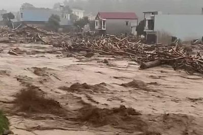 Quốc lộ 32 tê liệt vì lũ quét, Lai Châu căng mình ứng phó thiên tai