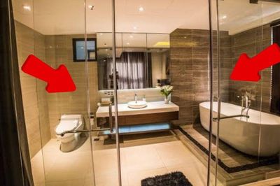Tại sao tất cả kính trong phòng tắm khách sạn đều trong suốt?