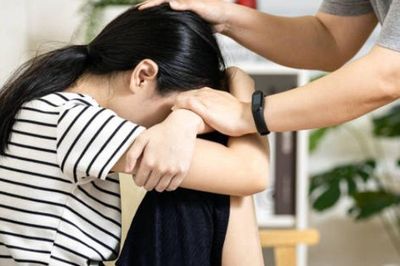 Con gái 15 tuổi đi khám da liễu được kê thuốc tránh thai, mẹ nổi giận chất vấn bác sĩ: Sự thật phía sau khiến bà liên tục xin lỗi