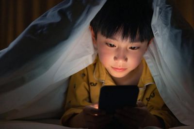 Nghỉ hè, trẻ dùng điện thoại cả ngày: Cha mẹ thông minh không cấm, mà làm điều này