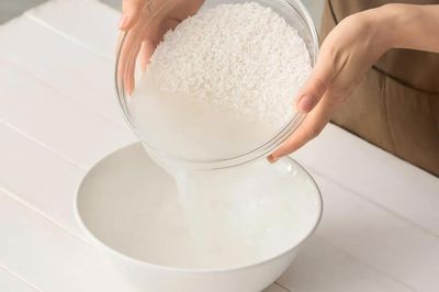 Đừng vội đổ nước vo gạo: 5 cách tận dụng này giúp tiết kiệm tiền, nhà cửa sạch hơn