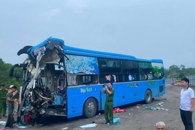Xe khách lao vào đuôi xe tải trên cao tốc, tài xế tử vong, 5 người bị thương