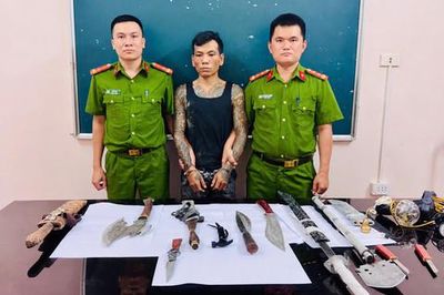 Đột kích 'lô cốt' bán lẻ ma túy, thu giữ thêm 11 đao, kiếm