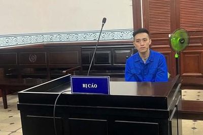 Gã thanh niên cuồng ghen đánh đập rồi ném bạn gái từ mái nhà xuống đất