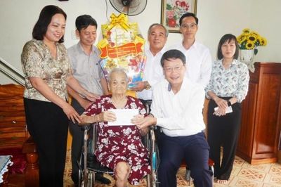 Lãnh đạo thành phố Đà Nẵng thăm, tặng quà Mẹ Việt Nam Anh hùng và thương binh