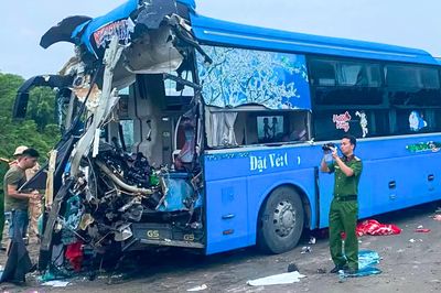 Xe khách tông đuôi ô tô tải trên cao tốc Nội Bài - Lào Cai, 4 người thương vong