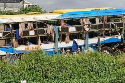 Xe khách lao khỏi cao tốc, 4 người tử vong: Đổi lịch về sớm vì hàng xóm có tang