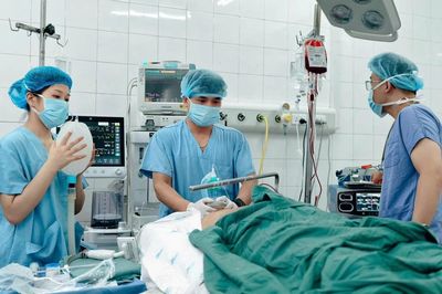 Bộ Y tế hỏa tốc chỉ đạo cứu nạn vụ xe khách lao khỏi cao tốc lúc nửa đêm