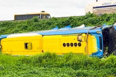 Xe khách lao khỏi cao tốc, 4 người tử vong: Nhân chứng kể phút cứu hơn 10 người mắc kẹt