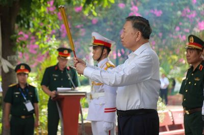 Tổng Bí thư, Chủ tịch nước Tô Lâm dâng hương Anh hùng liệt sĩ tại công viên Lê Thị Riêng