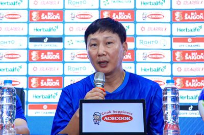 HLV Kim Sang-sik: Quan trọng nhất là phải vượt qua vòng bảng ASEAN Cup