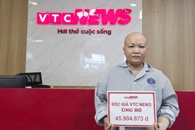 Người mẹ ung thư bật khóc khi nhận gần 46 triệu đồng và lời hứa ở lại với con