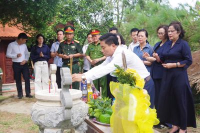 Phó Chủ tịch Quốc hội dâng hương Đại tướng Võ Nguyên Giáp