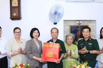 Đồng chí Phùng Thị Hồng Hà thăm, tặng quà thương binh tiêu biểu tại phường Bồ Đề