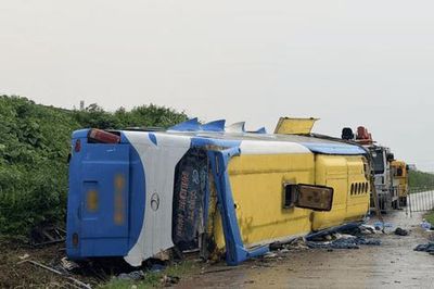 Xe khách lao khỏi cao tốc Pháp Vân - Cầu Giẽ, 4 người tử vong
