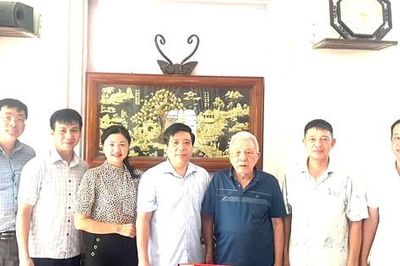 Lãnh đạo phường Tây Tựu thăm, tặng quà người có công nhân kỷ niệm 79 năm Ngày Thương binh -Liệt sĩ