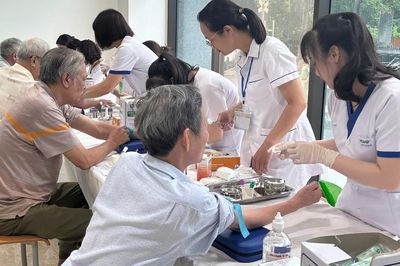 Phường Hoàng Liệt: Khám sức khỏe, tặng quà tri ân cho người có công, đối tượng chính sách